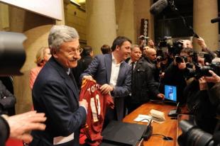 D Alema regala a Renzi la maglietta di Totti