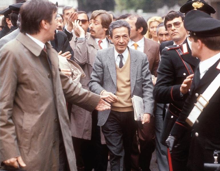 ENRICO BERLINGUER TRA LA FOLLA