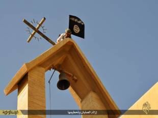 La bandiera isis sulla chiesa di San Giorgio a Mosul