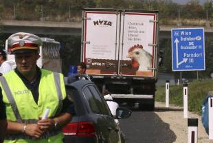 cadaveri di migranti trovati in un camion in austria 5