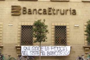 protesta dei risparmiatori davanti banca etruria 11