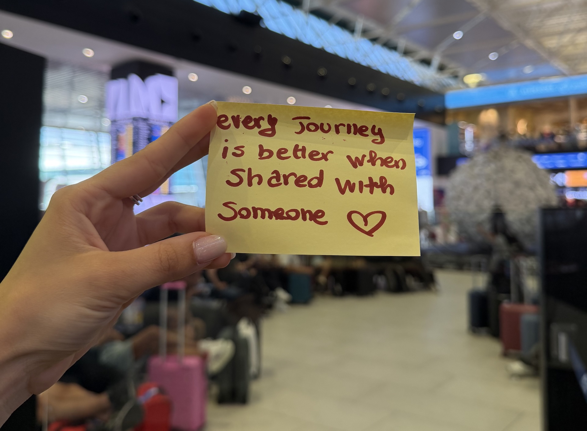 ALL’AEROPORTO DI ROMA FIUMICINO ARRIVA IL TREND DEI BIGLIETTI AGLI SCONOSCIUTI: #NOTESTOSTRANGERS DIVENTA #NOTESTOPASSENGERS