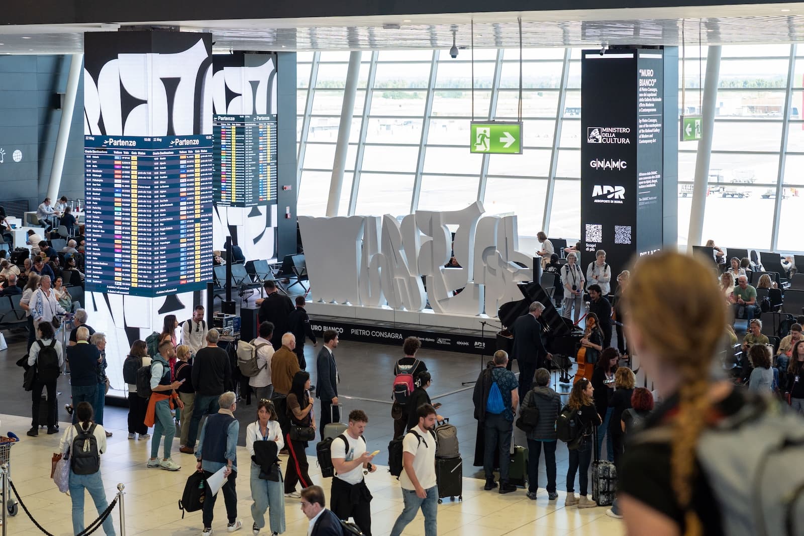 NEL CUORE DEL TERMINAL 1 DI ROMA FIUMICINO INAUGURATA “MURO BIANCO” DI PIETRO CONSAGRA