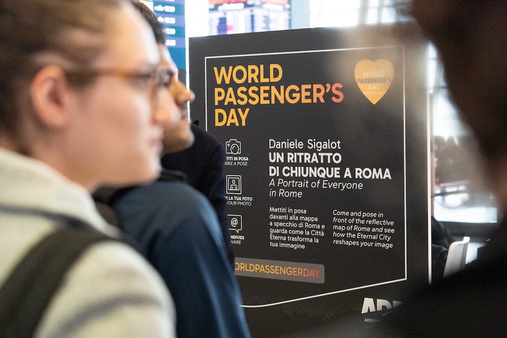 A FIUMICINO L’INSTALLAZIONE “UN RITRATTO DI CHIUNQUE A ROMA” DELL’ARTISTA CONCETTUALE DANIELE SIGALOT PER LA GIORNATA MONDIALE DEL PASSEGGERO