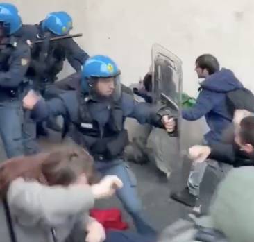 la polizia carica gli studenti durante un corteo pro palestina a pisa