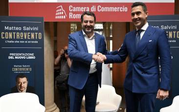 salvini, siparietto durante le foto con vannacci: 'più a destra non si può'